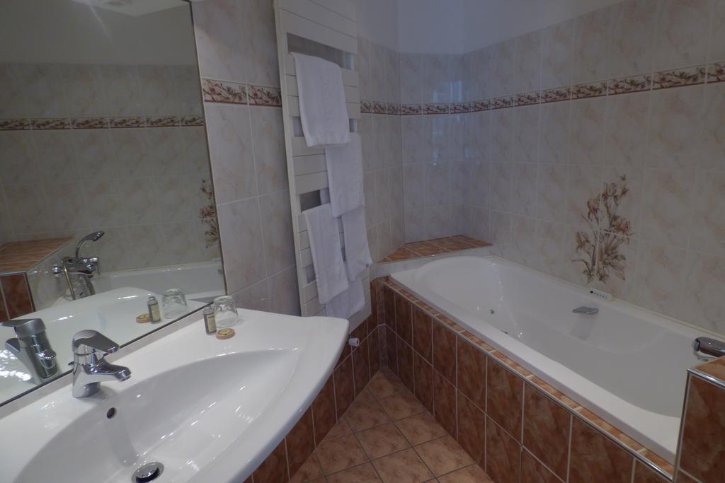 Hotel Du Lion D'Or Entraygues-sur-Truyère Habitación foto